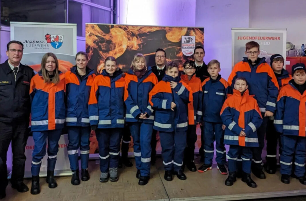 Guido Eul-Jordan (li.) und die am 1. Januar 2024 Jugendgruppe der Freiwilligen Feuerwehr. Foto: Freiwillige Feuerwehr Remscheid - Löscheinheit Morsbach