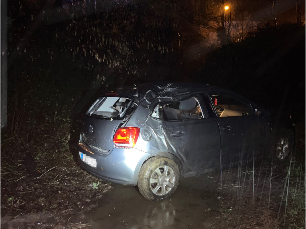 18-jährige Hückeswagenerin überschlägt sich mit ihrem Auto. Foto: KPB OBK